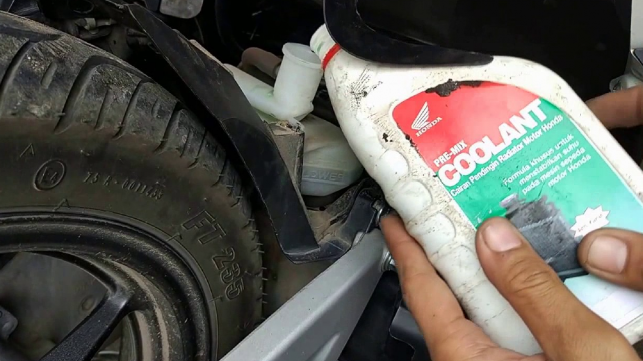 Sering Disepelekan, Ternyata Ini Fungsi Air Radiator Motor dan Cara Merawatnya