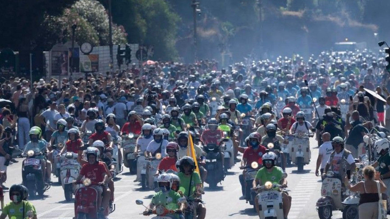 Dari 2-Tak Sampai Matic, 25 Ribu Vespa 'Geruduk' Kota Roma Rayakan Anniversary ke-80