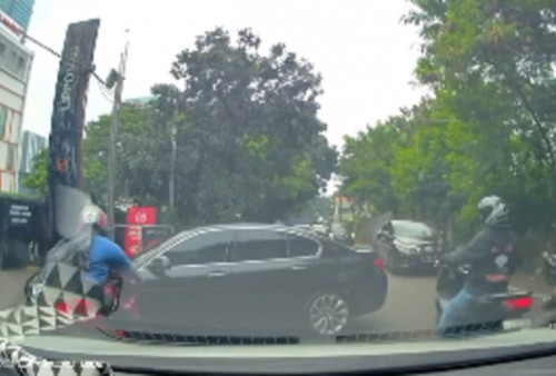 Video! Motor Matik Tabrak Bemper Mobil BMW, Berapa Biaya Gantinya?