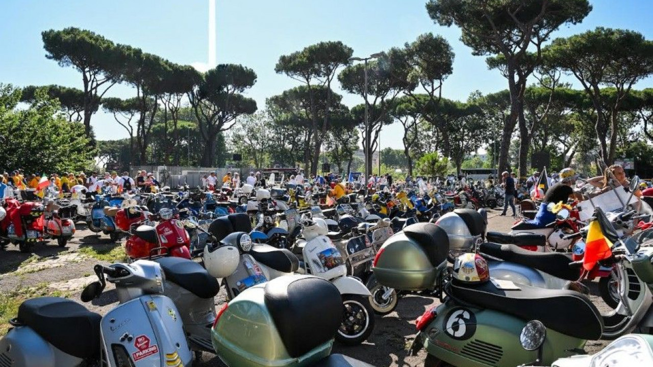 Roma Jadi Lautan Skuter! Ribuan Vespisti Tumplek Blek di Perayaan 80 Tahun Vespa