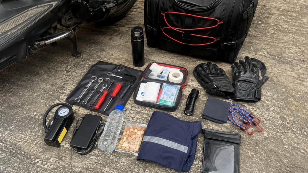 Selain Jas Hujan, Ini 10 Perlengkapan Touring Motor yang Wajib Masuk Bagasi