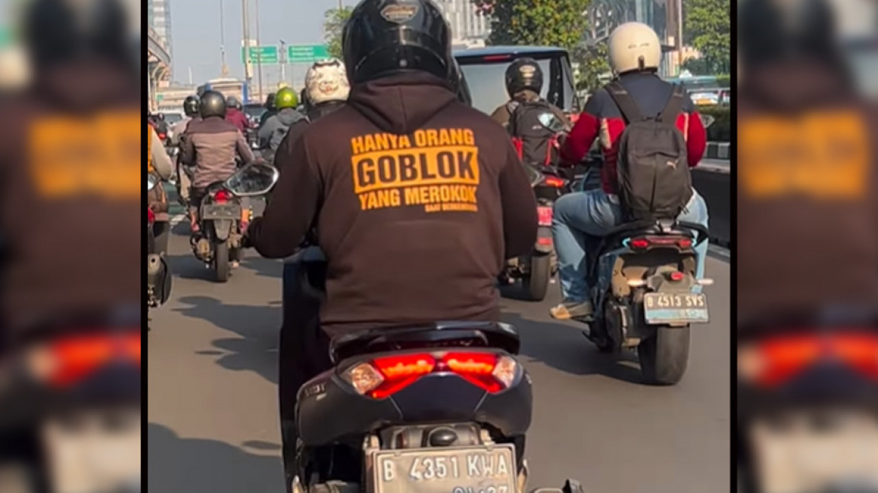 Gokil! Pengendara Motor Ini Menyindir Keras Perokok di Jalan Lewat Jaketnya