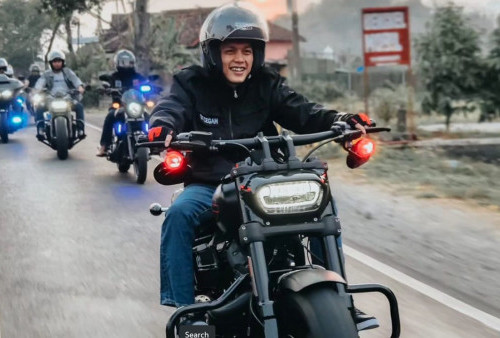 Potret Gus Iqdam Ngabuburit Tampil Keren Mengendarai Motor Harley Davidson!