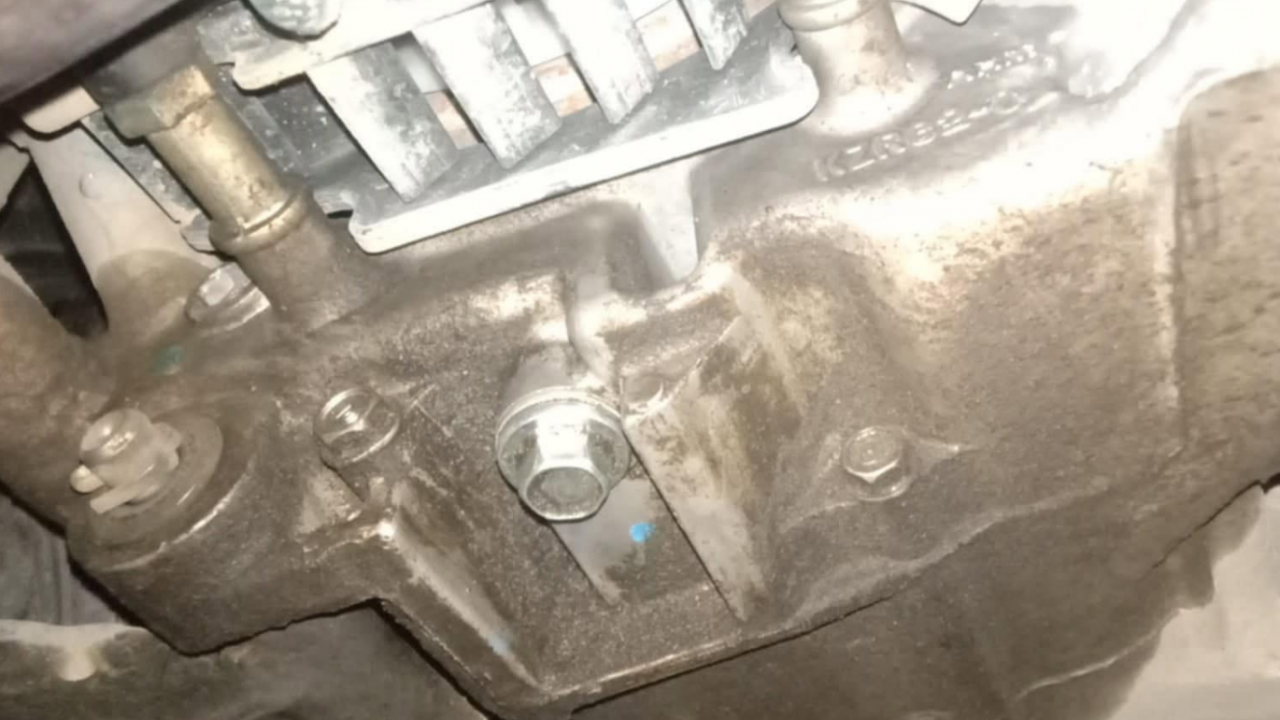 Ganti Oli Motor Saat Mesin Panas Bikin Baut Slek? Ini Cara yang Aman