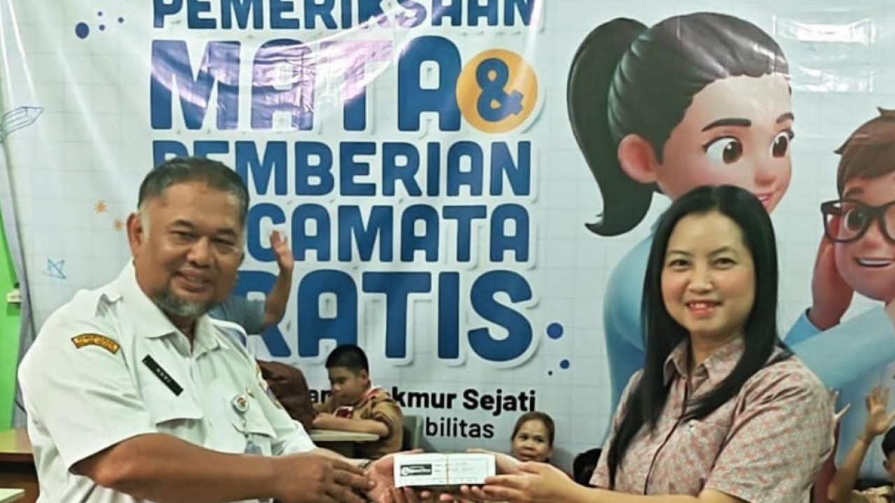 Rayakan HUT ke-54, Wahana Artha Group Bagi-Bagi Kacamata Gratis Buat Ratusan Siswa SLBN 3 Jakarta