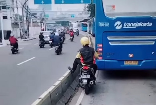 APES! Driver Ojol Pasrah Tertahan di Jalur Busway Padahal Jalan Raya Sampingnya Lancar Jaya