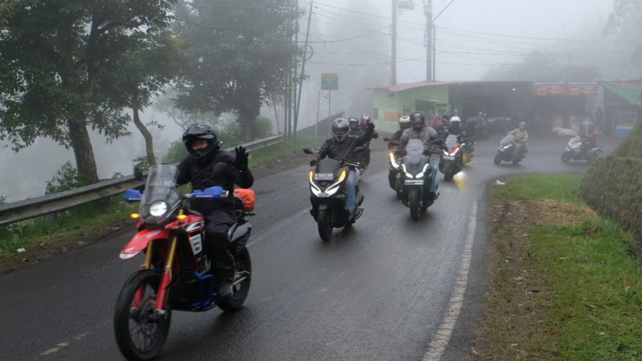 Cara Efektif Menjaga Pandangan dan Kendali Motor Saat Hadapi Kabut di Jalan 