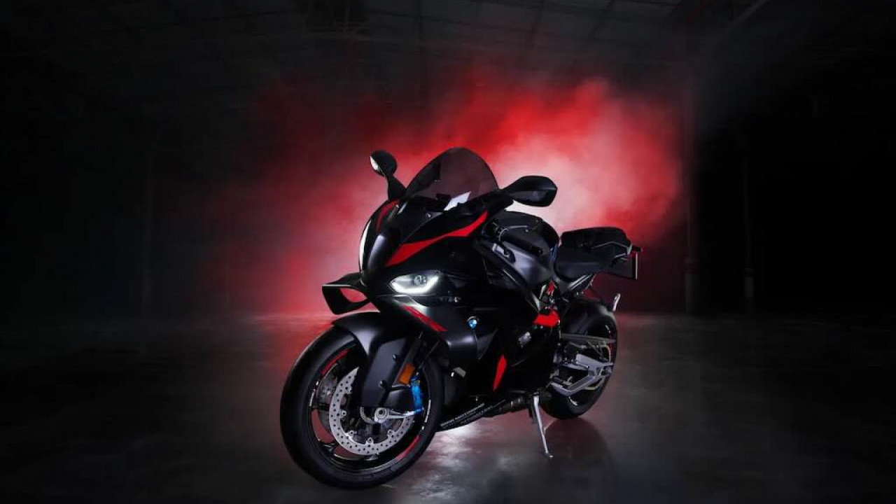 Sentuhan M Performance, BMW Hadirkan S1000 RR dan M1000 RR Edisi Khusus dengan Identitas Mobil M2 Coupe