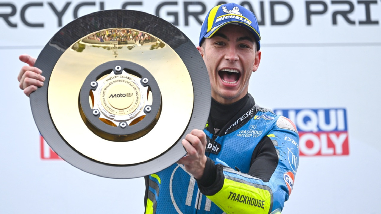 Pecah Telur di MotoGP Australia 2025, Raul Fernandez Juga Bawa Manajernya Ukir Sejarah Langka