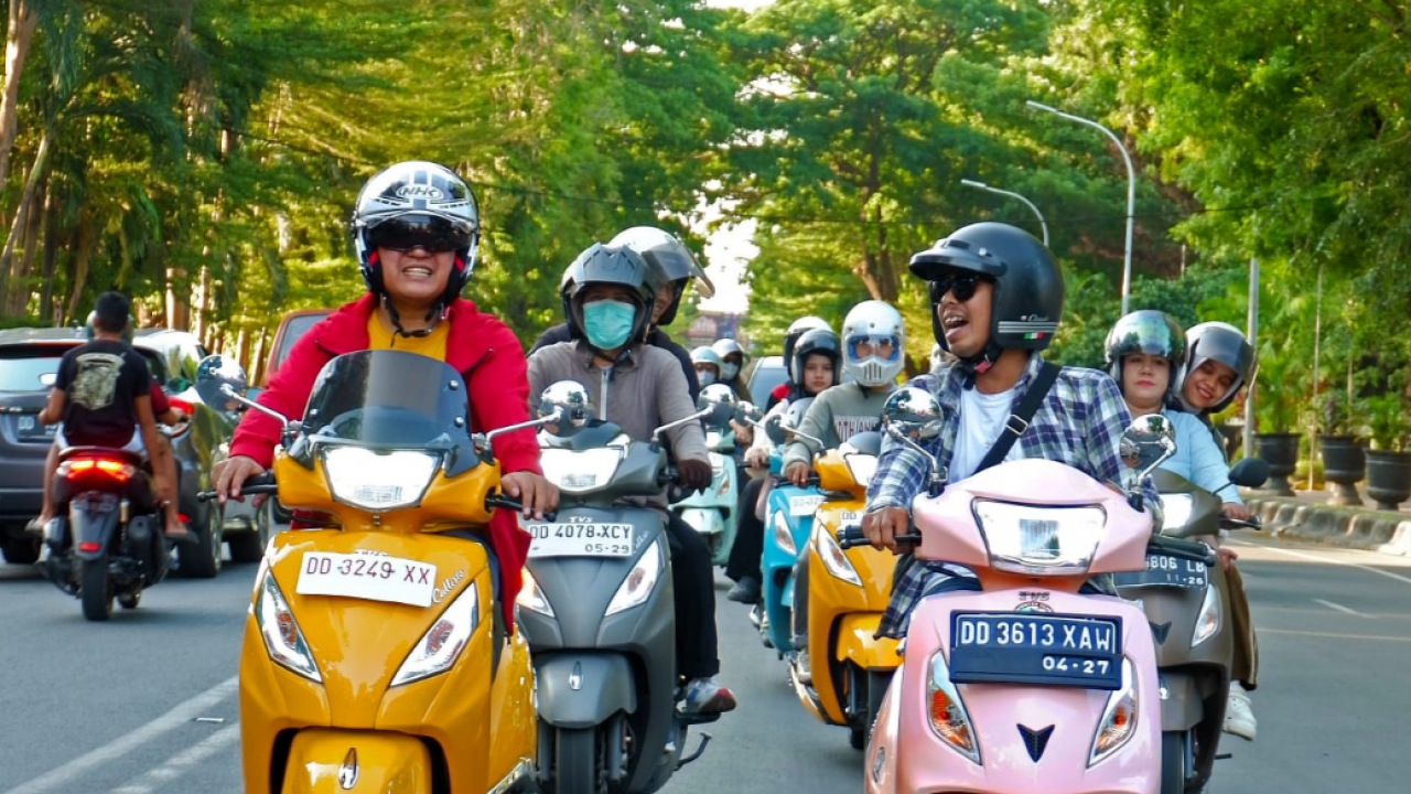 T.COM Makassar Ajak Pengguna TVS Callisto Seru-seruan di Sunset Ride