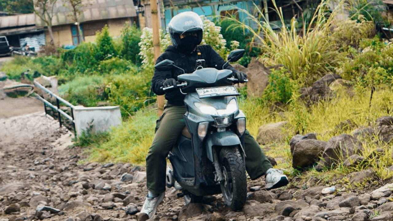 Yamaha Gear Ultima Libas Jalur Bebatuan Ekstrem di Kaki Gunung Sinabung