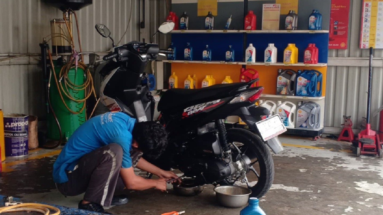 Bukan Tiap Bulan! Ini Waktu Ideal Ganti Oli Mesin Motor Modern yang Masih Sering Disalahpahami