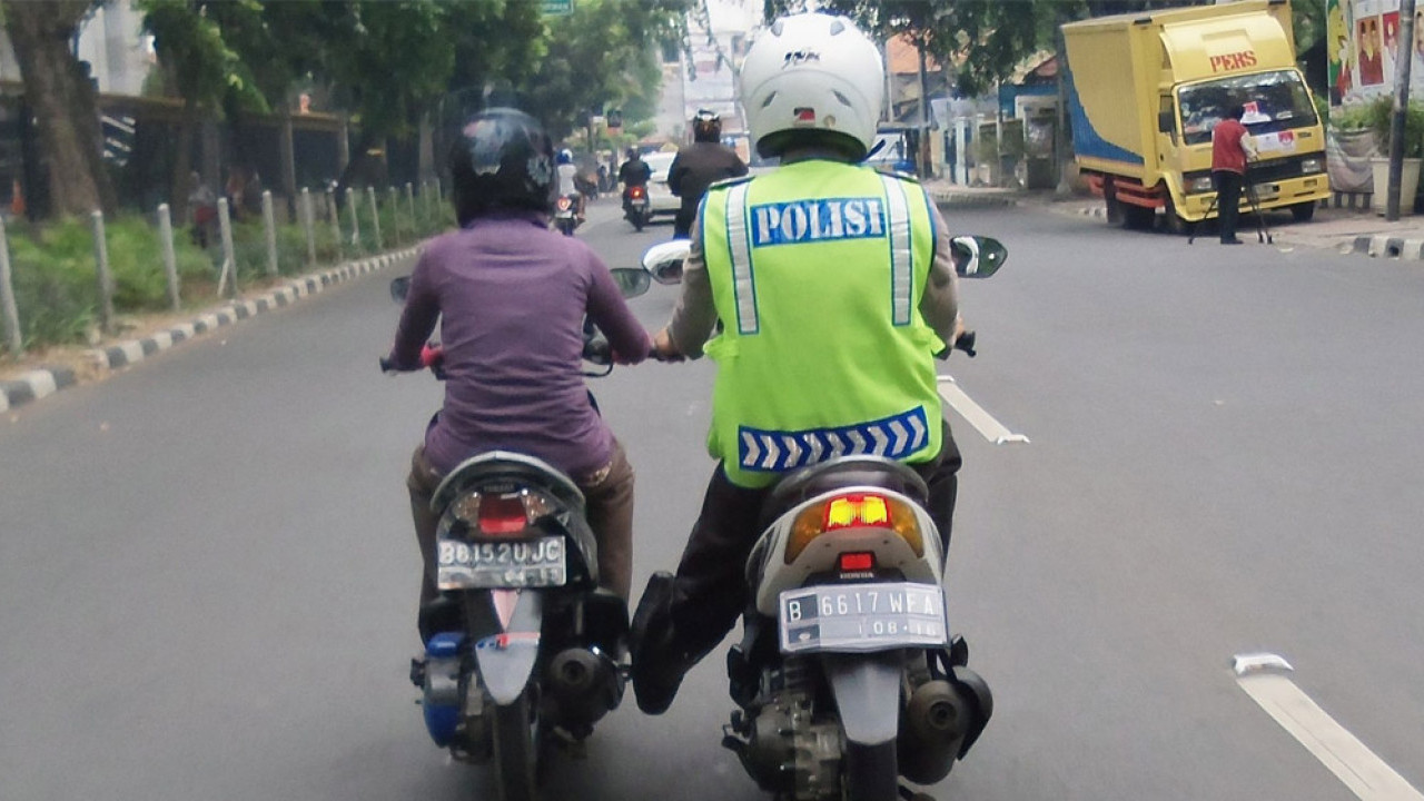 Salut! Polisi Ini Bantu Stut Motor Masyarakat yang Mogok Akibat Kehabisan Bensin