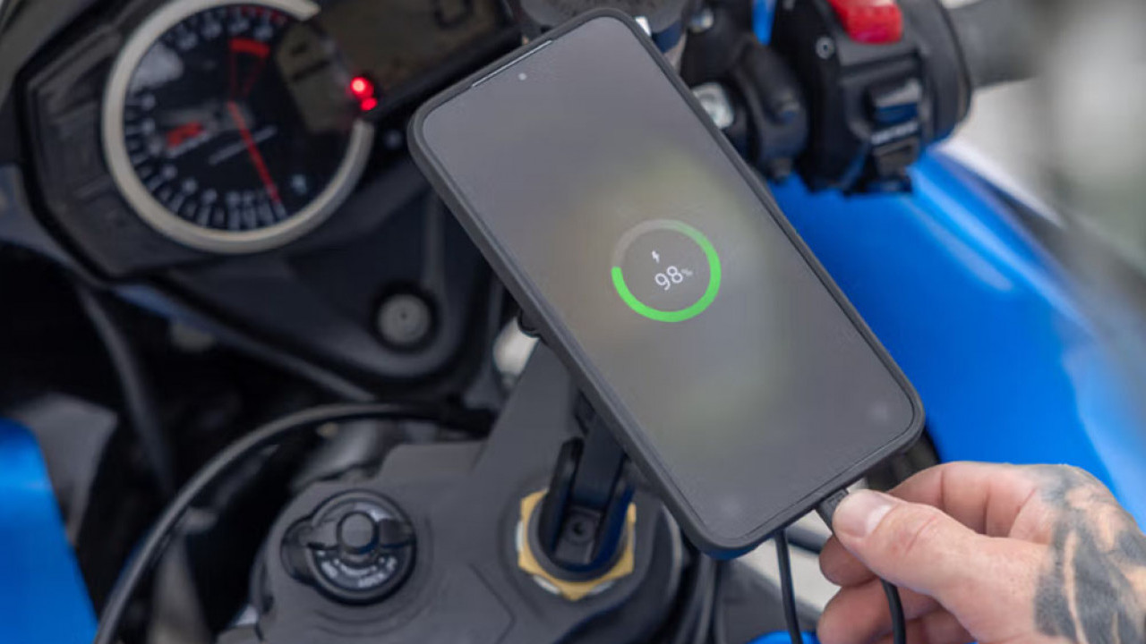 Amankah Listrik Motor untuk Mengisi Baterai Smartphone Masa Kini?