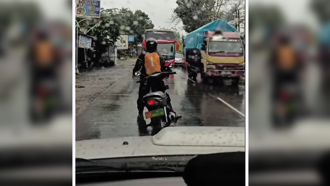 Gokil! Pemotor Bebek Ini Berhasil Usir Bus Pariwisata yang Lawan Arah