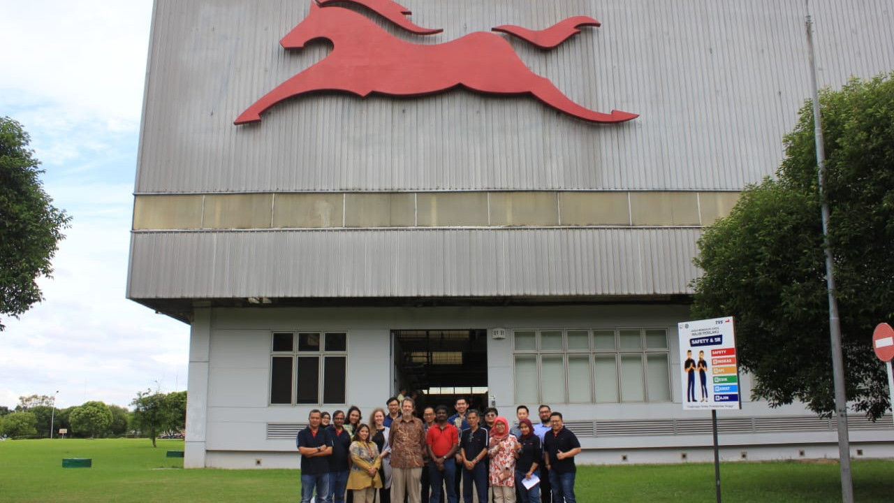 Perkuat Kolaborasi Industri Berkelanjutan, Dubes Swedia Kunjungi Pabrik TVS di Karawang