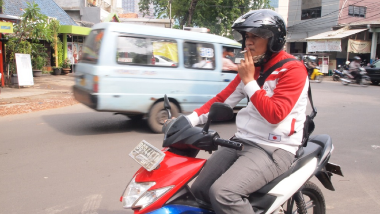 Hindari Merokok Saat Berkendara Motor di Jalan Raya, Berikut Bahayanya!