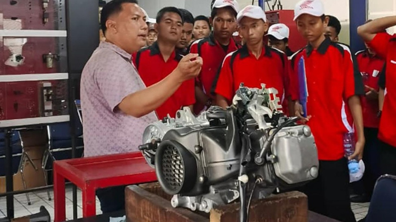 Kunjungi MDTC Wahana, Ratusan Siswa SMK Belajar Teknologi dan Standar Kerja Teknisi Honda