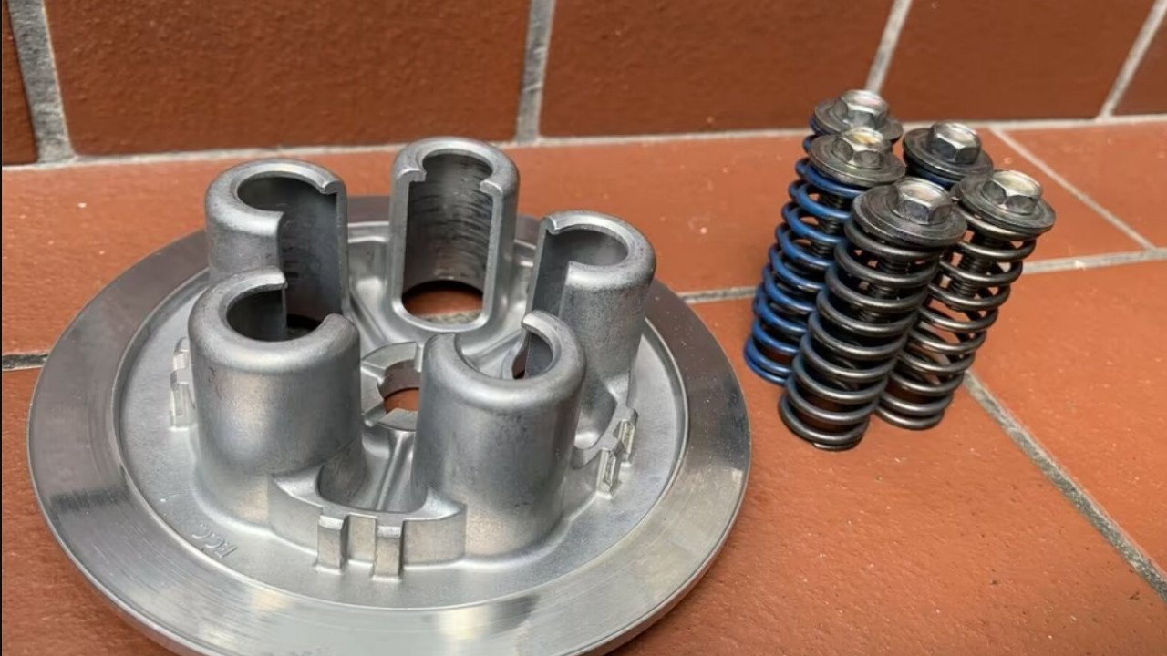 Per Kopling Racing Bikin Mesin Lebih Responsif, Tapi Ada Risiko yang Harus Kamu Tahu