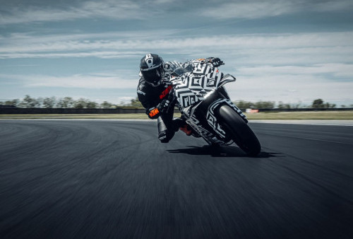 Motor Supersport KTM 990 RC R Siap Dirilis, Masih Pakai Kamuflase Zebra!