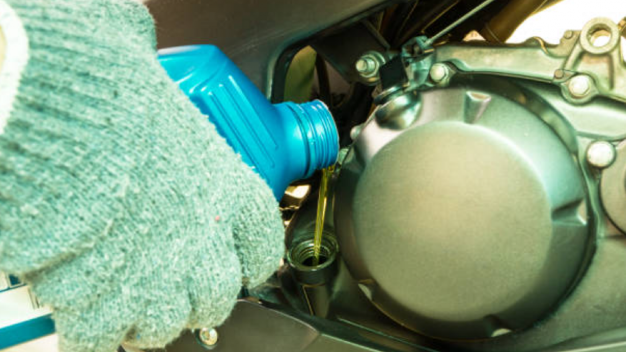 Awas! Isi Oli Mesin Motor Jangan Kebanyakan, Ini Dampak Buruknya