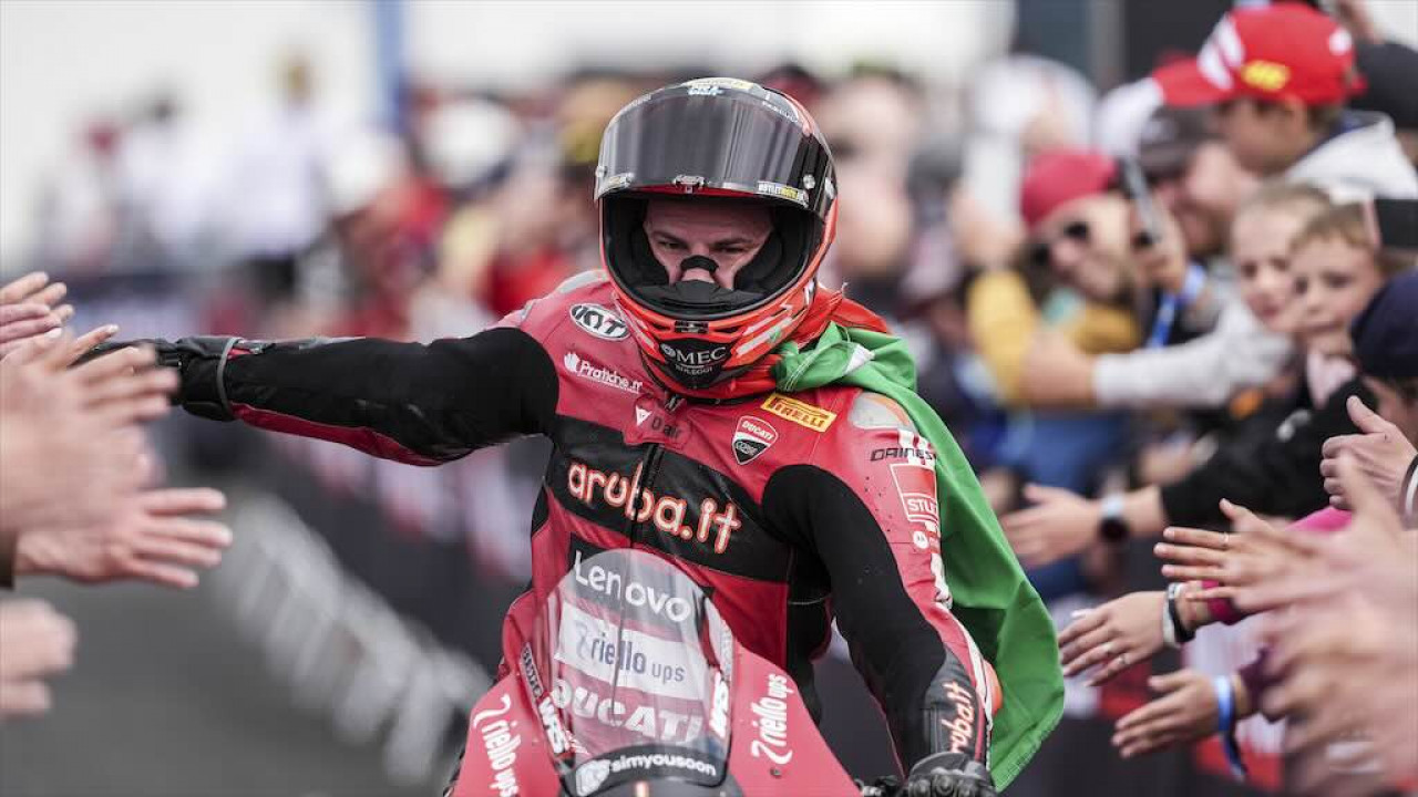 Tampil Dominan Tanpa Lawan, Nicolo Bulega Sukses Amankan Kemenangan Hat-trick di WorldSBK Ceko 2026