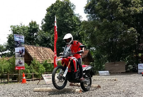 Ini Trik Riding Motor Trail Buat Bradsis yang Kurang Jangkung