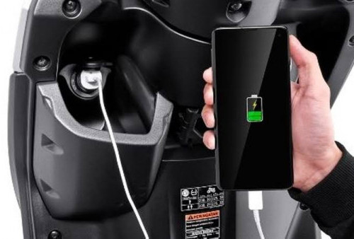 Ingin Memasang USB Charger Ponsel di Sepeda Motor, Begini Triknya Sob