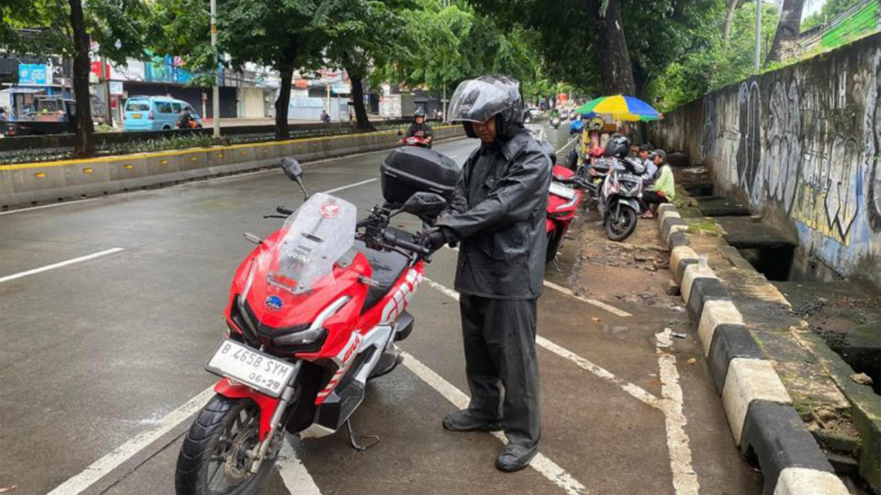 Jangan Asal Terobos Saat Hujan, Bikers Mesti Tahu 5 Hal Ini!