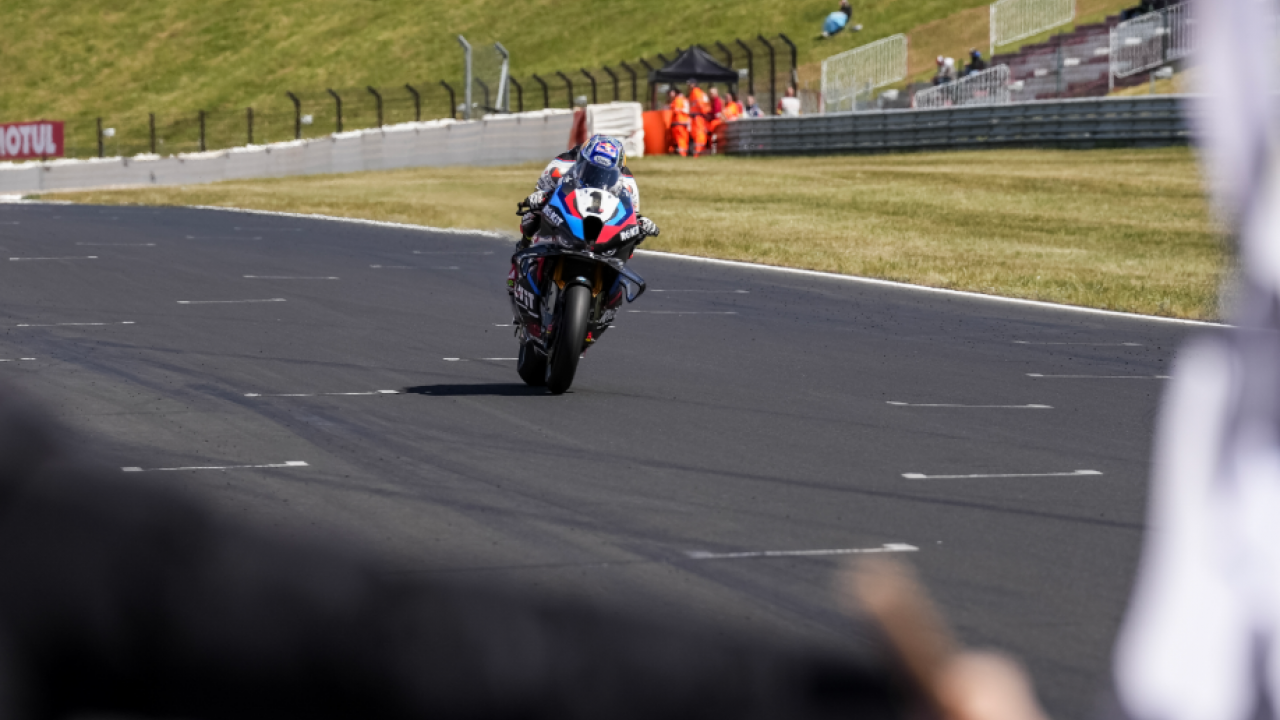 Raih Kemenangan Ketiga Musim Ini, Toprak Razgatlioglu Sapu Bersih Race 1 WorldSBK Ceko 2025