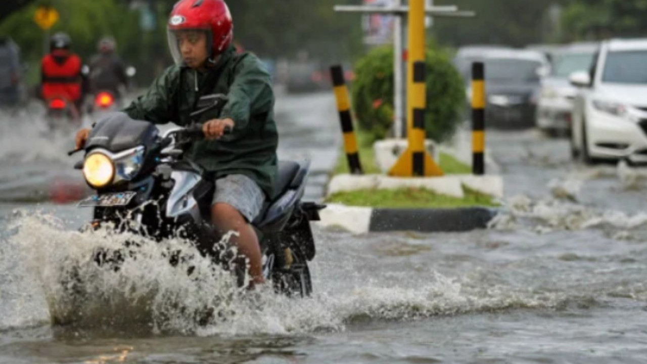 Begini Teknik Aman Naik Motor Saat Banjir Agar Mesin Tetap Hidup dan Stabil