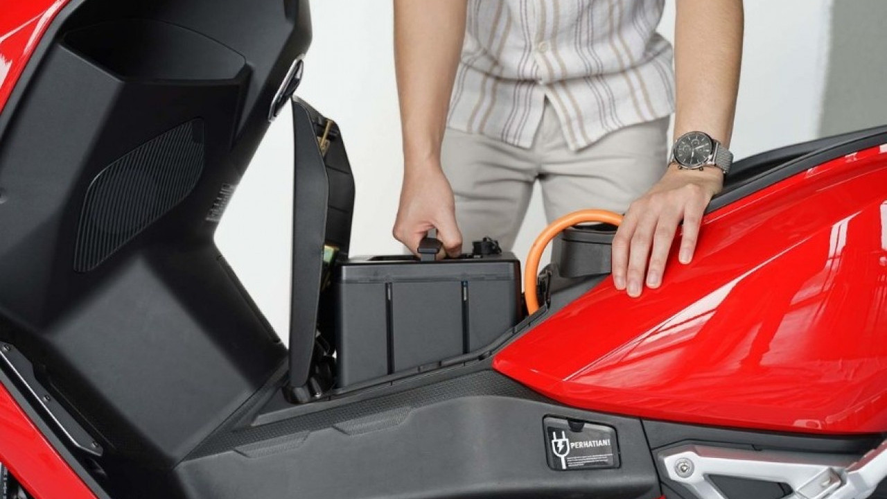 Tips Tinggalkan Motor Listrik di Rumah Saat Liburan, Hindari Kebiasaan Sepele yang Bisa Bikin Baterai Drop