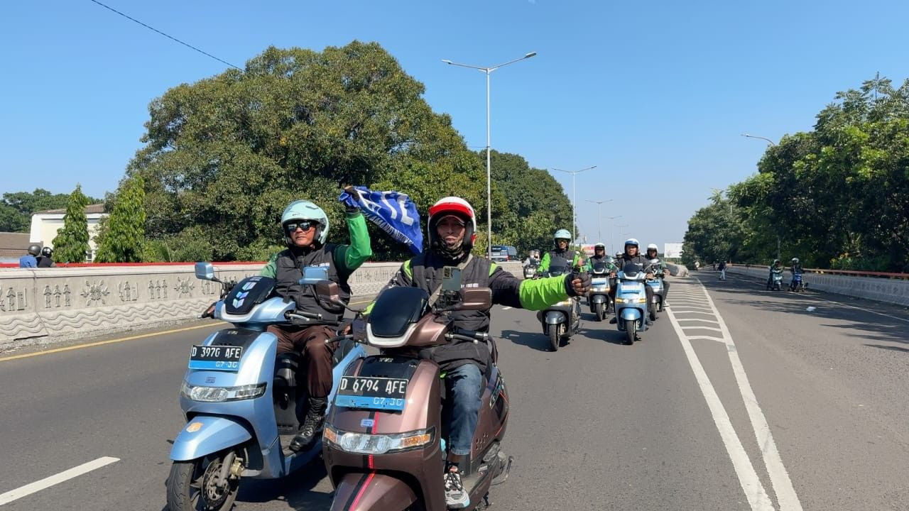 Motor Listrik TVS iQube S Makin Eksis, Puluhan Pengguna Riding Bareng di Bandung