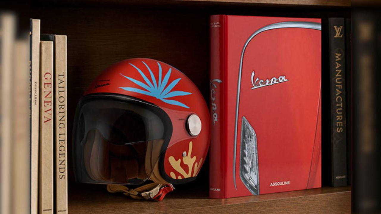 Vespa Tandai Hari Jadi Ke 80 Lewat Buku Koleksi dan Helm Eksklusif Bersama Assouline