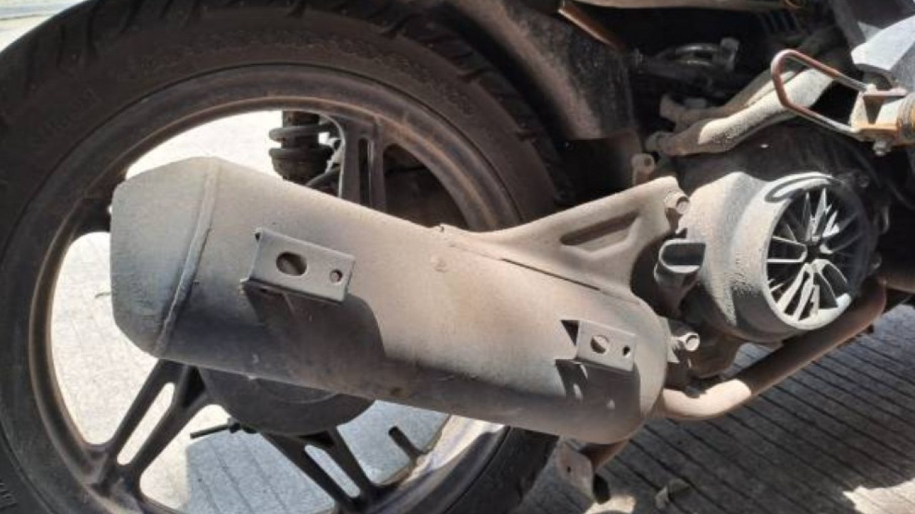 Knalpot Motor Ngebul Tipis Saat Mesin Dinyalakan, Normal atau Berbahaya?