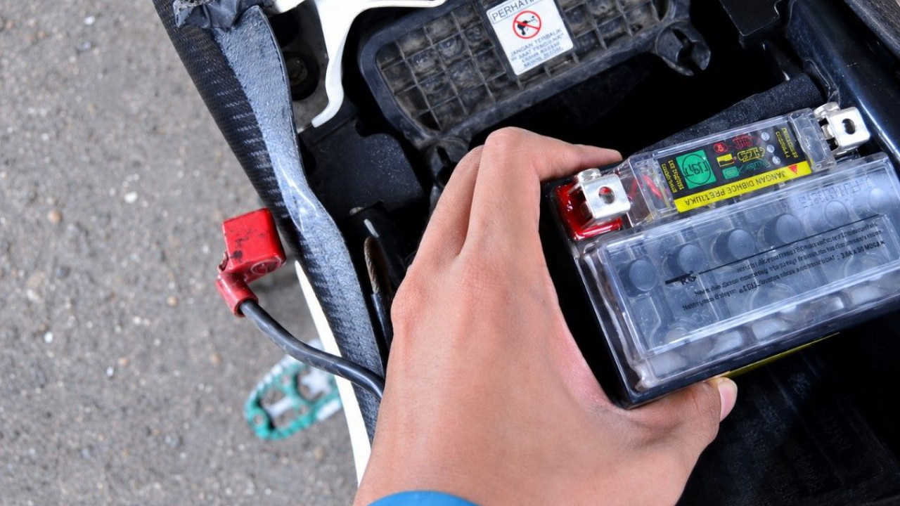 Cara Gampang Cek Aki Motor Cocok atau Tidak, Simak 5 Hal Ini!