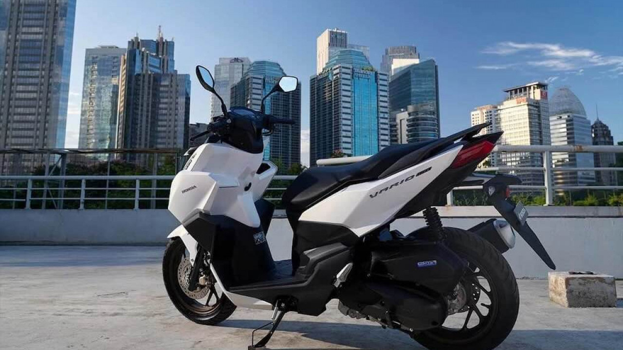 Sering Matikan Motor Matik dengan Standar Samping, Sebenarnya Aman atau Bikin Rusak?
