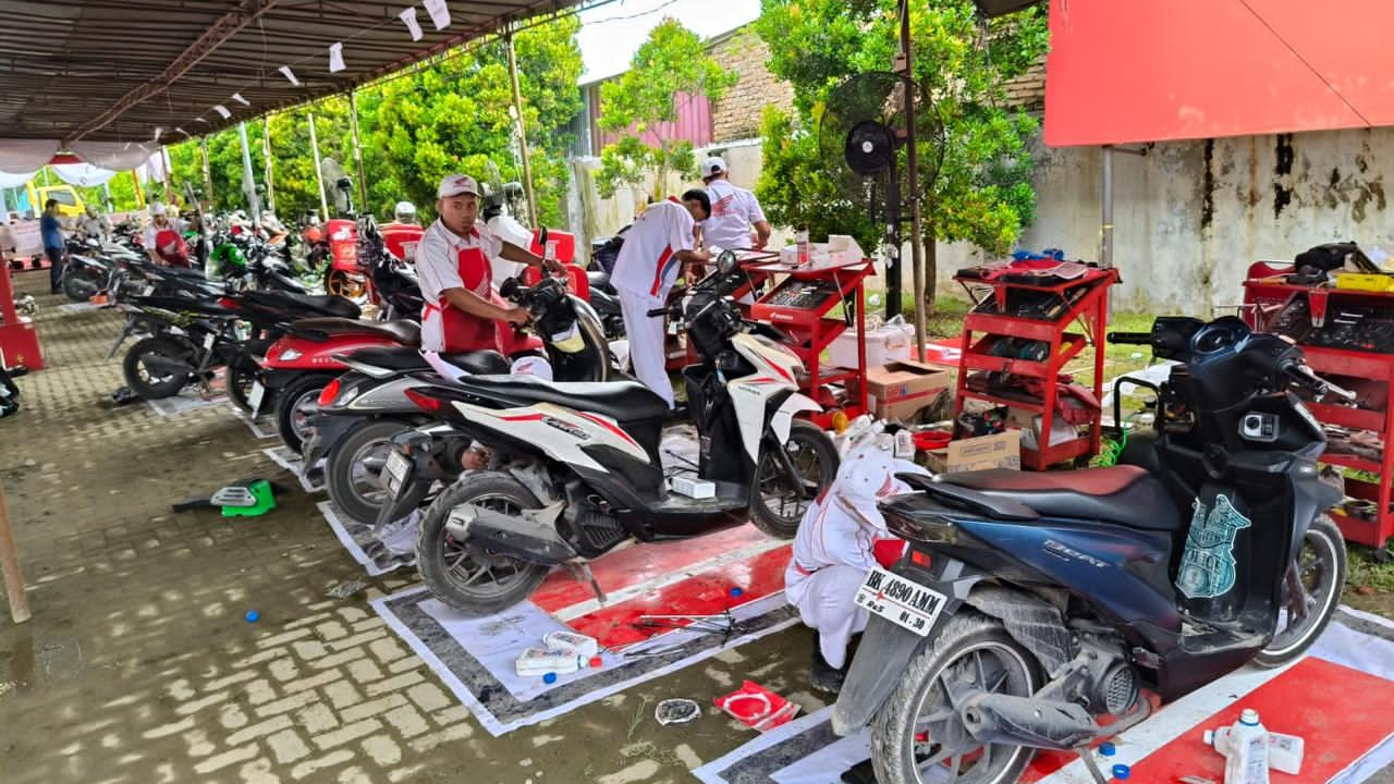 Honda Beri Bantuan Servis Motor Gratis dan Sembako untuk Korban Bencana Sumatera