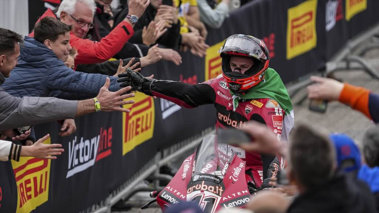 Nicolo Bulega Tumbangkan Rekan Satu Tim Iker Lecuona di Race 1 WorldSBK Assen 2026