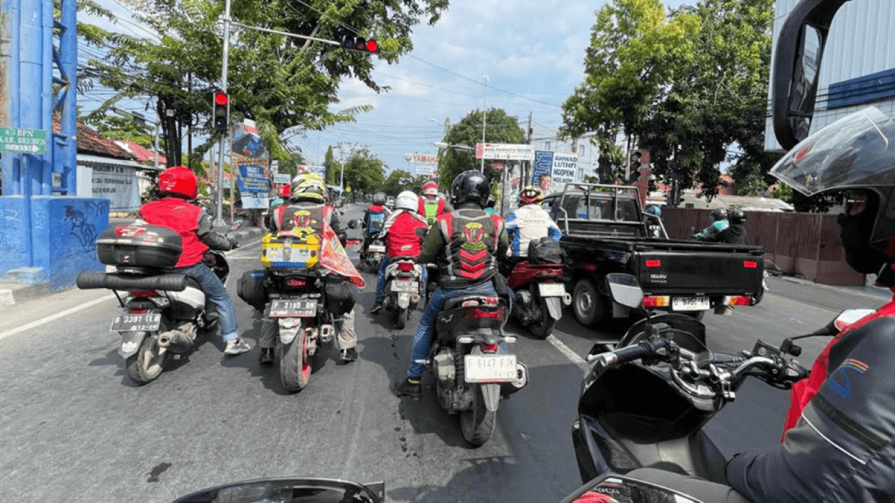 Dengar Sirene Ambulans Saat Macet? Jangan Panik Sob, Lakukan Ini Biar Tetap Aman di Jalan