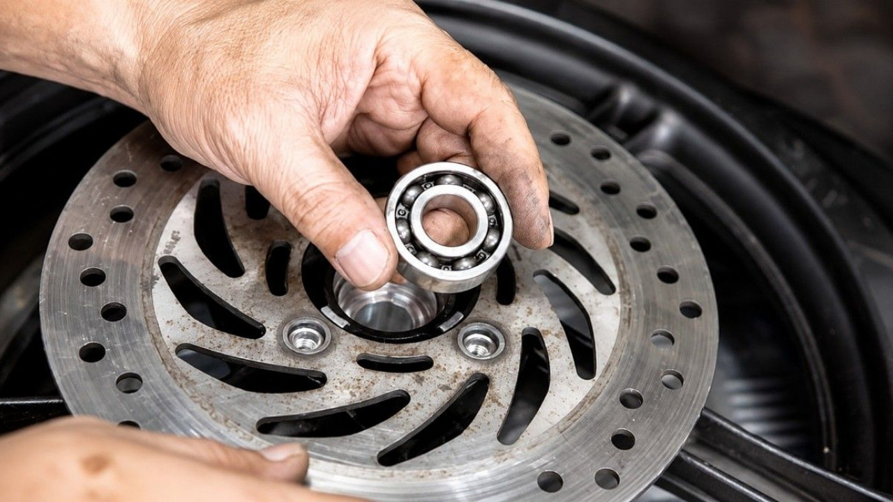 Bukan Cuma Faktor Usia, Ini Penyebab Bearing Roda Depan Motor Cepat Rusak