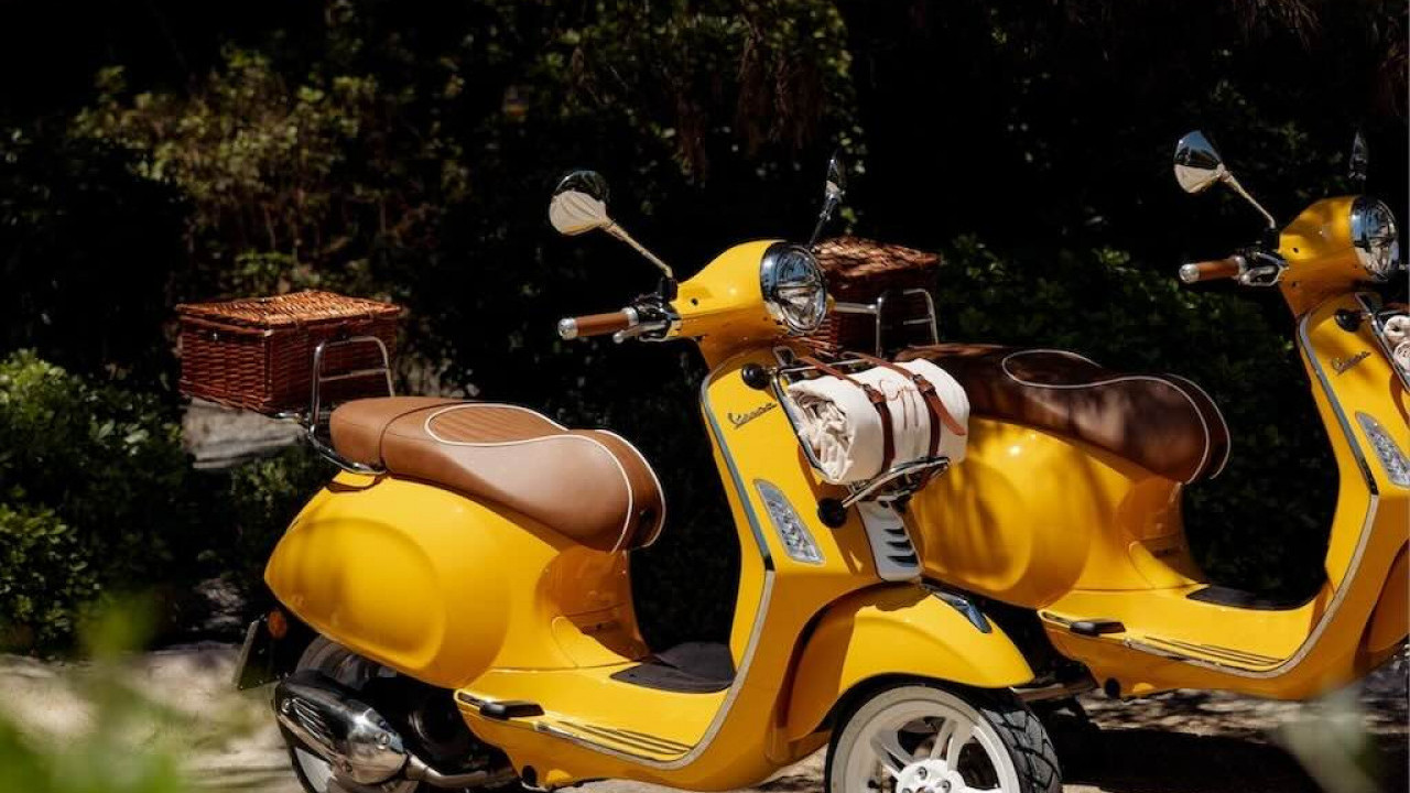 Tampil Hangat dengan Warna Kuning Cerah, Vespa Rilis Skuter Edisi Terbatas Bergaya Mediterania