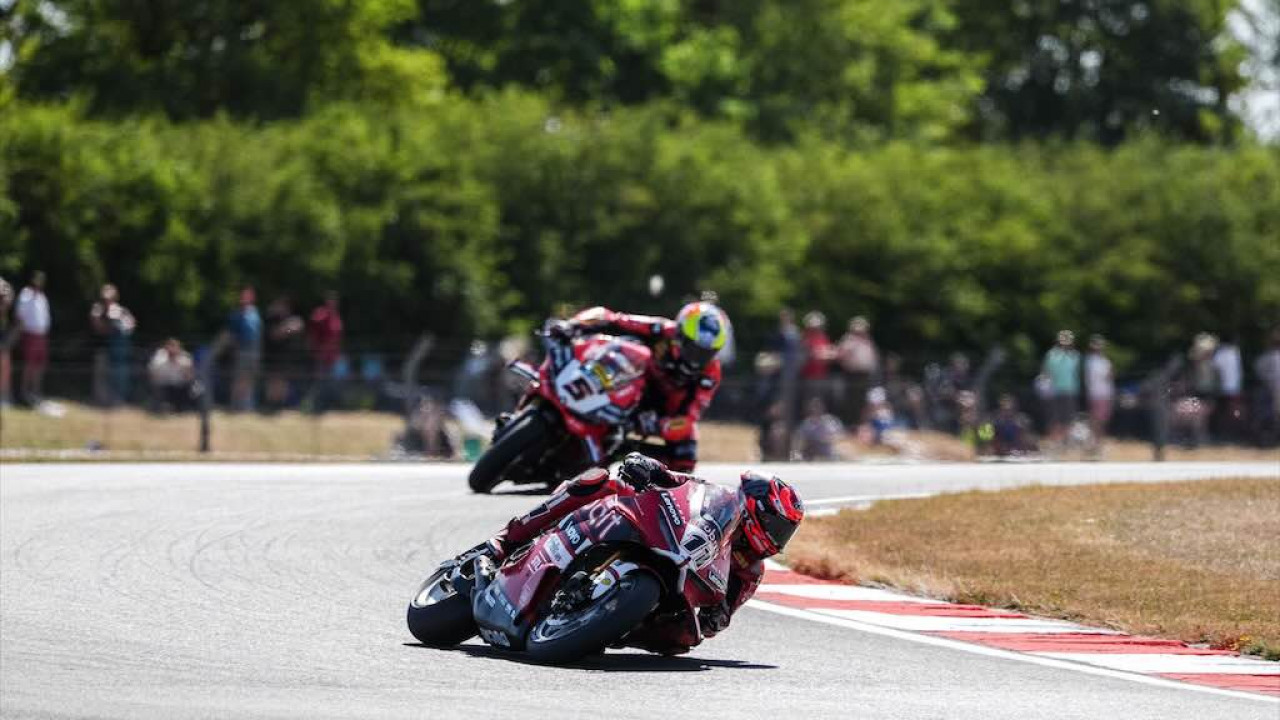 Nicolo Bulega Raih Kemenangan di Race 2 WorldSBK Donington Park 2026