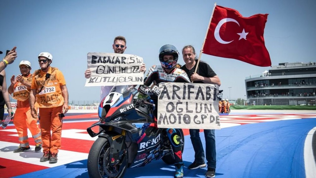 Toprak Razgatlioglu Mendominasi WorldSBK Emilia-Romagna 2025: Kemenangan Telak di Misano