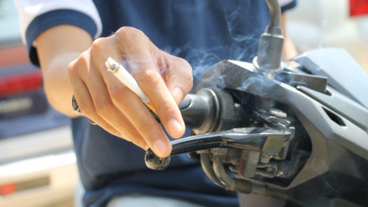 Banyak Dianggap Sepele, Merokok Sambil Naik Motor Ternyata Bisa Kena Sanksi Berat