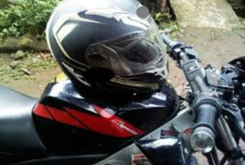 Sering Menaruh Helm Di Tangki Motor? Ini Efek Buruknya 