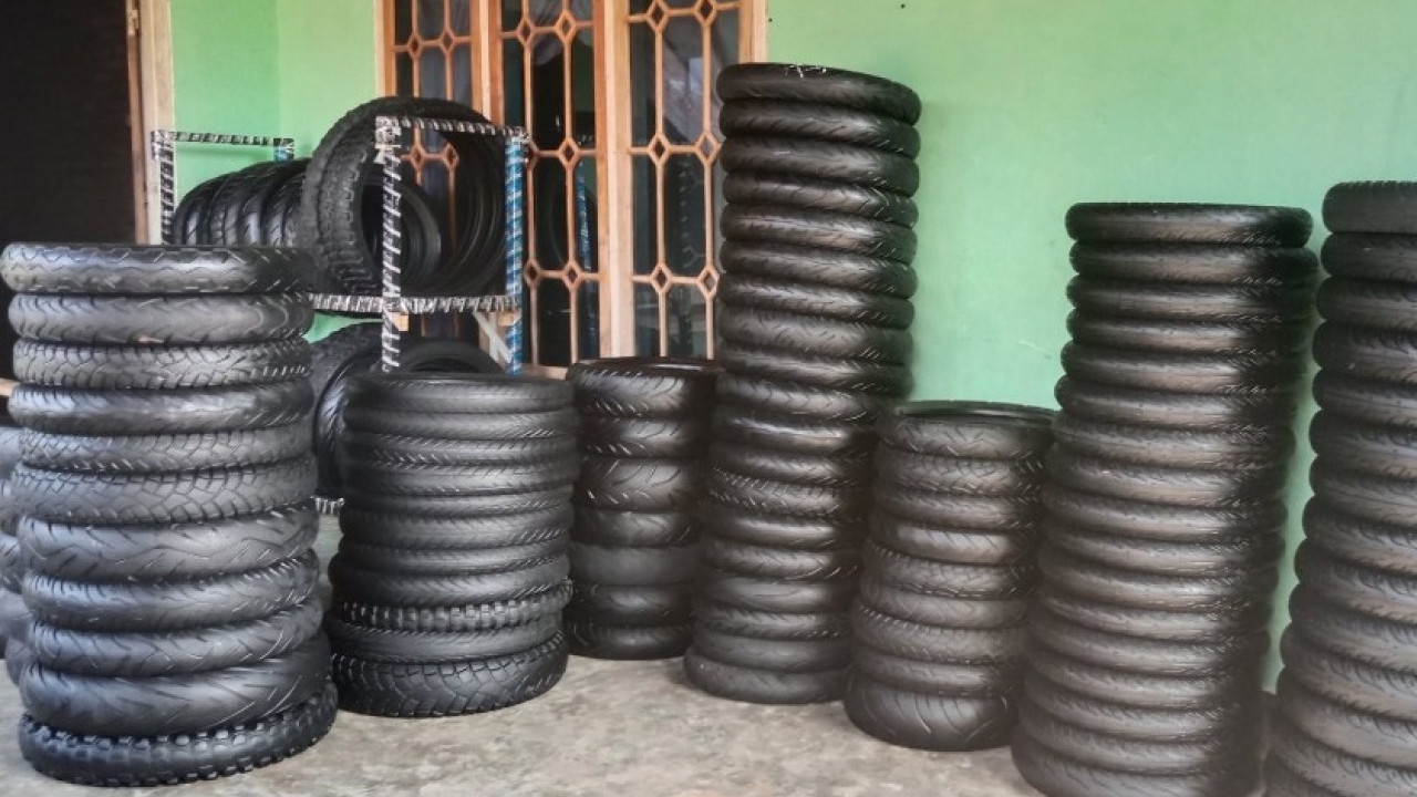 Banyak Dijual Murah, Aman Enggak Sih Pakai Ban Vulkanisir Buat Motor Harian?