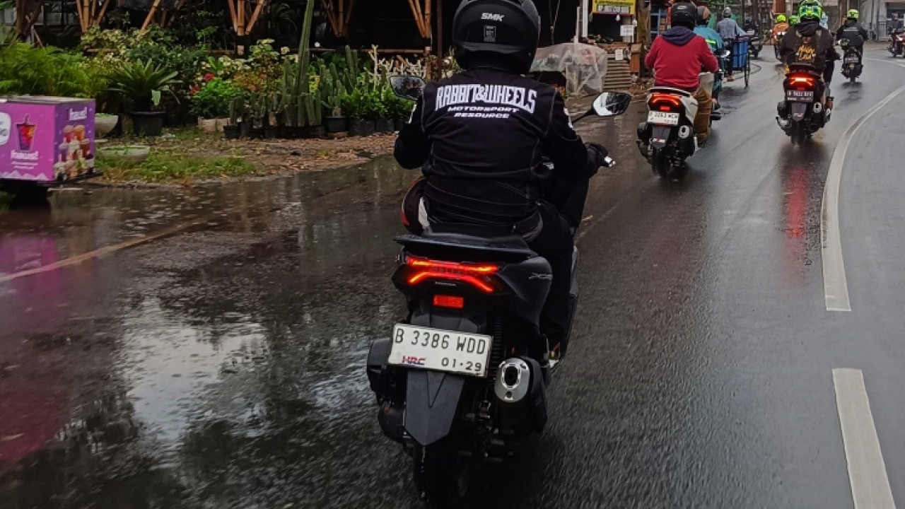 Pemotor Jangan Asal Berhenti di Pinggir Jalan Saat Hujan, Lakukan Cara Ini Biar Aman