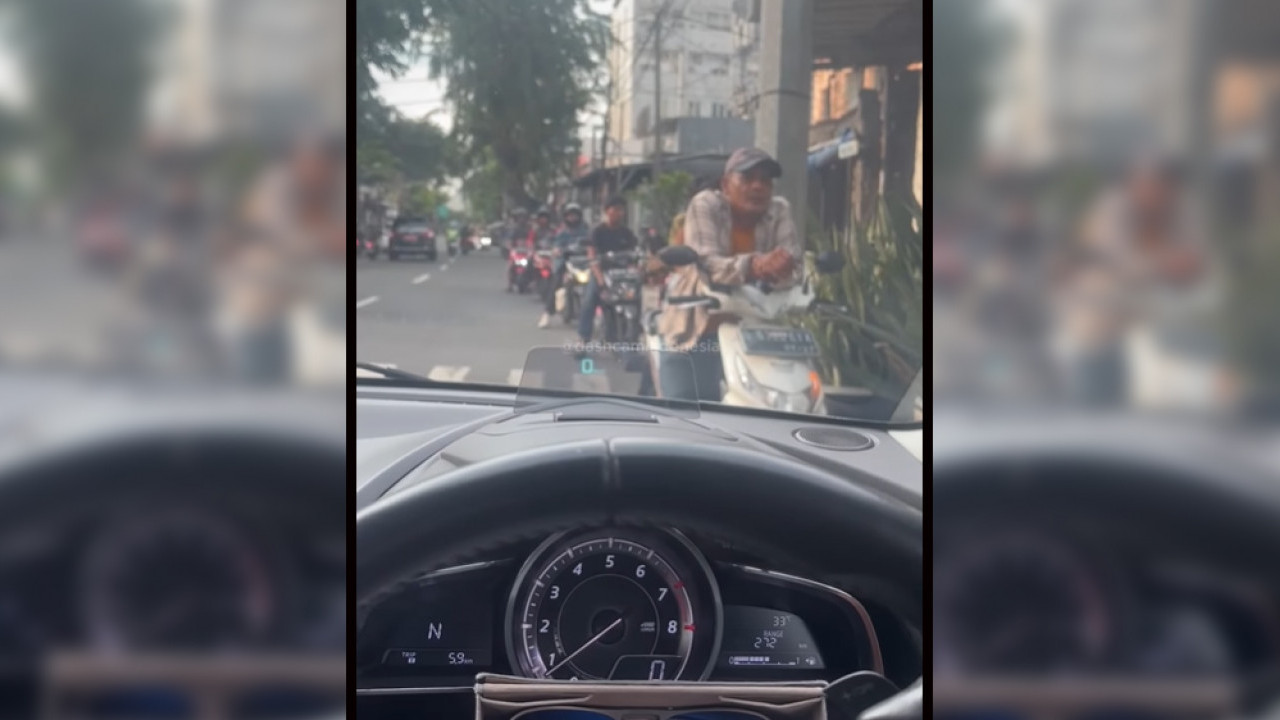 Viral! Sudah Lawan Arah, Tidak Pakai Helm, Pemotor Ini Tetap Santai Sambil Merokok