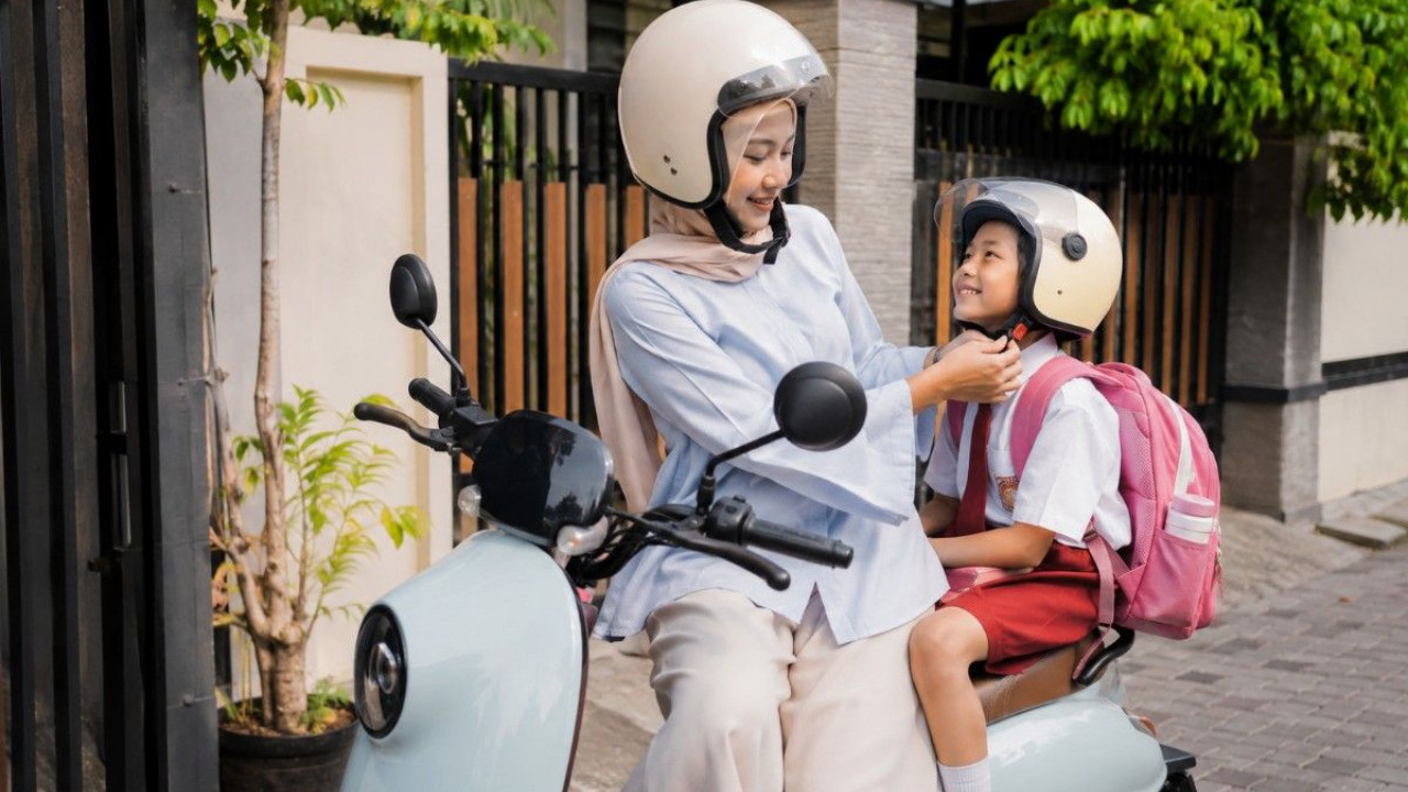 5 Rekomendasi Motor Listrik Buat Perempuan, Cocok Dipakai Antar Jemput Anak Sekolah!
